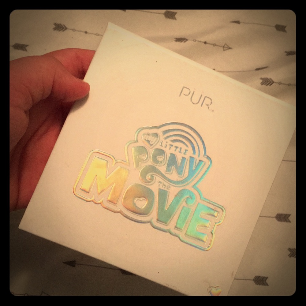 This is a great makeup pallet my little pony!